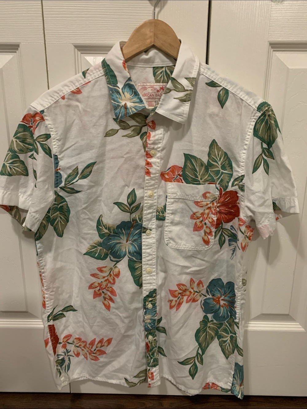 American Eagle Casual White Floral Short-Sleeve Button-Down Shirt Size M